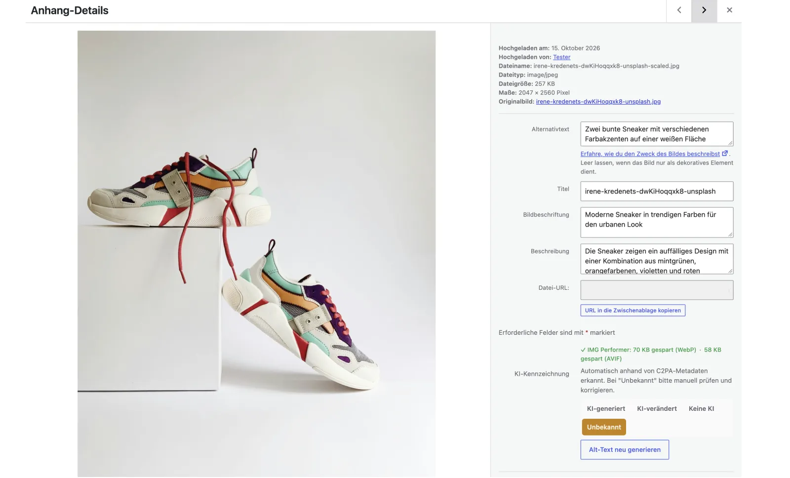 Ausschnitt der WordPress-Mediathek: Im Feld „Alternativtext“ steht der Vorschlag „Zwei bunte Sneaker mit verschiedenen Farbakzenten auf einer weißen Fläche“ von IMG Performer Pro.