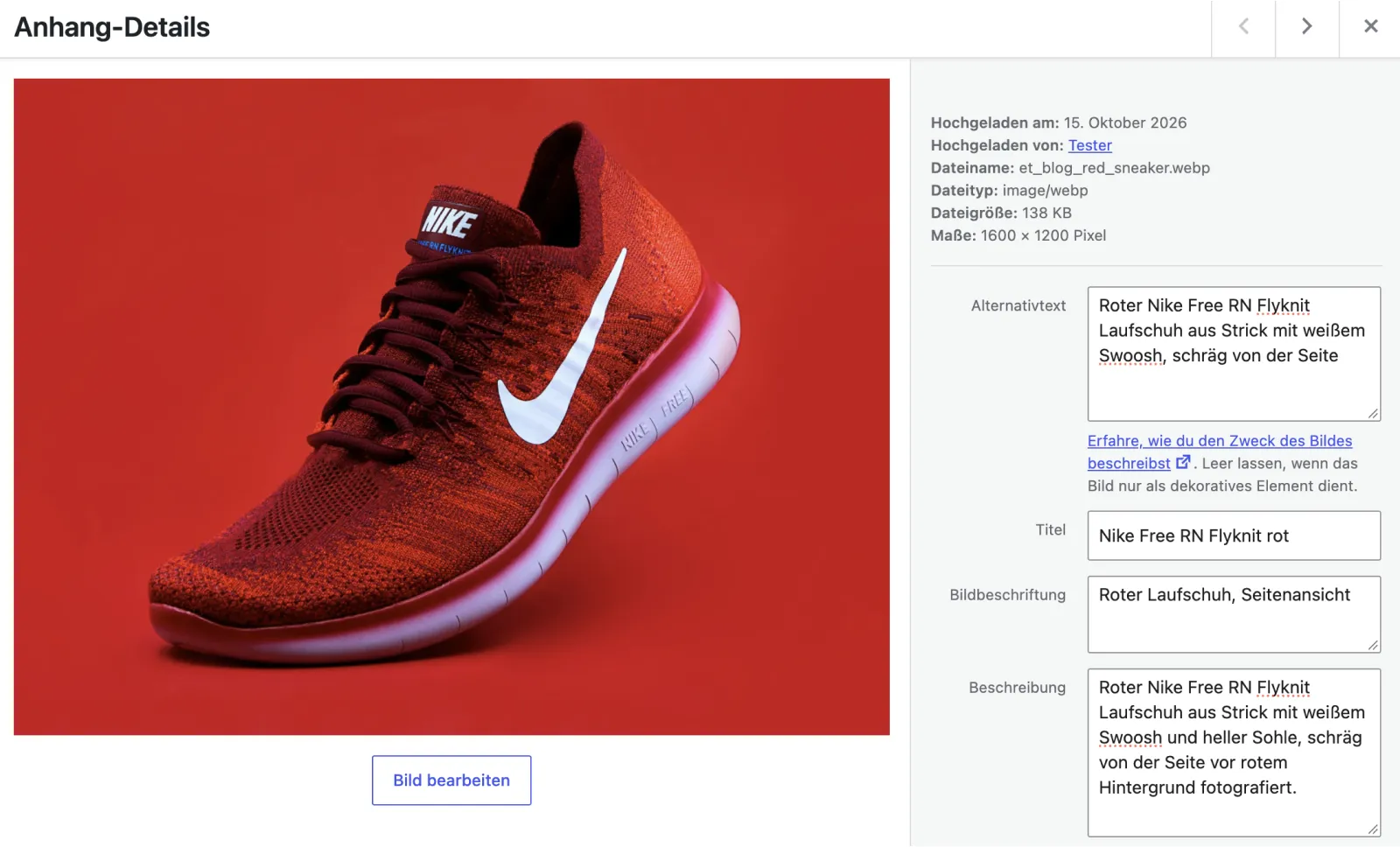 Ausschnitt der WordPress-Mediathek: Im Feld „Alternativtext“ steht der Vorschlag „Roter Nike Free RN Flyknit Laufschuh aus Strick mit weißem Swoosh, schräg von der Seite.“ von IMG Performer Pro.