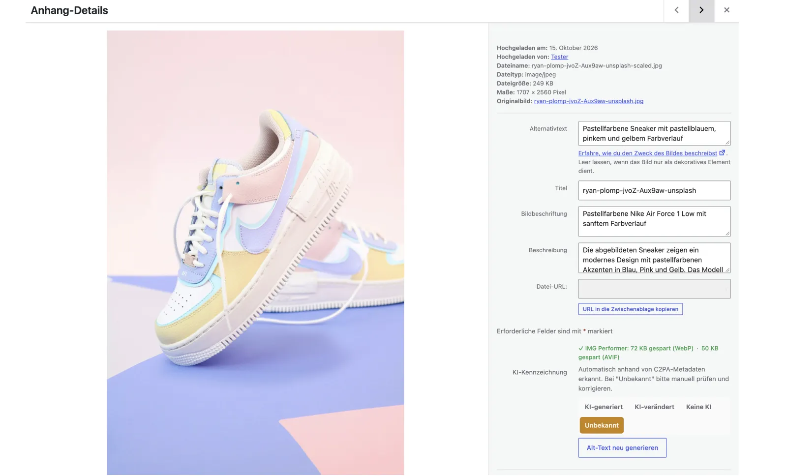 Ausschnitt der WordPress-Mediathek: Im Feld „Alternativtext“ steht der Vorschlag „Pastellfarbene Sneaker mit pastellblauem, pinkem und gelbem Farbverlauf“ von IMG Performer Pro.